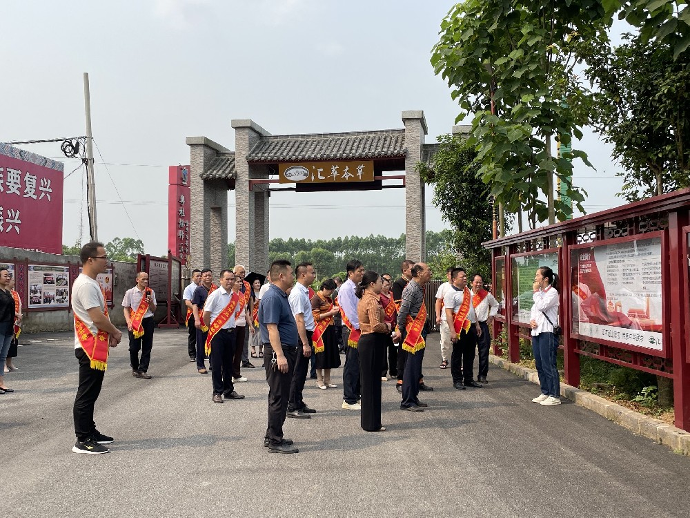 “五一”劳模参观汇萃本草，为瑶药产业发展建言献策