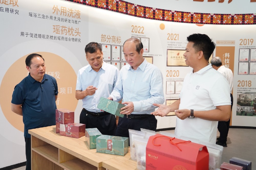 黄伟京到汇萃本草公司开展工作调研