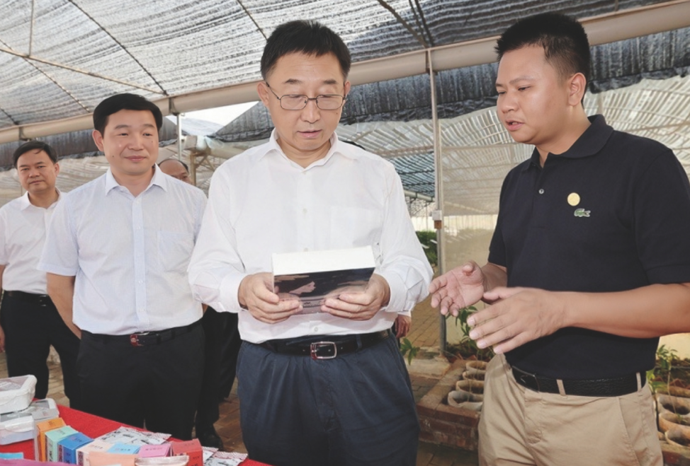 刘宁：“好好干！早日把瑶药产业的名片打响！”——自治区党委书记刘宁深入汇萃本草公司调研